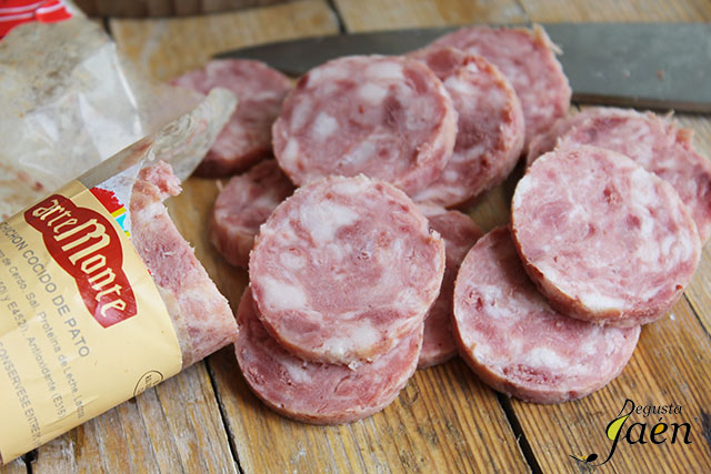 Salchichón de pato con patatas y pimentón