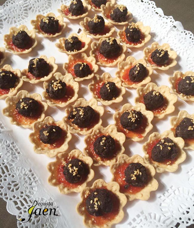 Flores de morcilla y mermelada de tomate