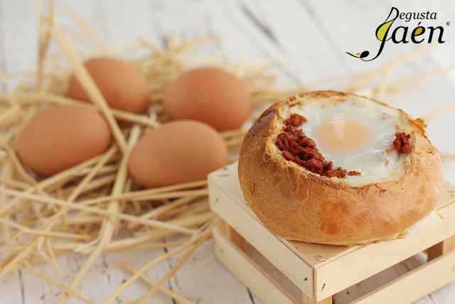 Huevos en nido de pan con picadillo de chorizo (1)