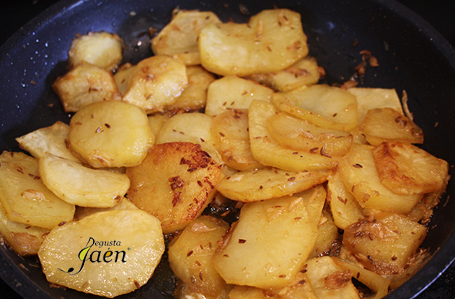 Paletilla preasada y patatas al ajillo pastor