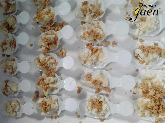 Requesón, frutos secos y miel