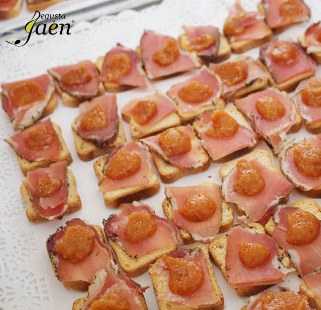 Tostas de lomo al tomillo y mermelada de madroños