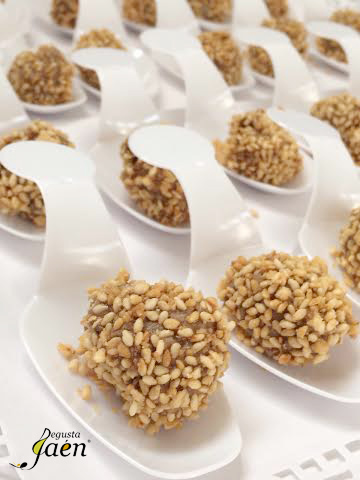 Trufas de paté perdiz y sésamo garrapiñado