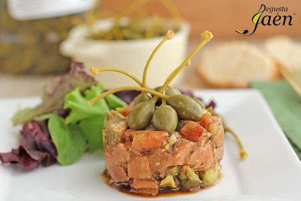 Tartar-de-salmón-con-alcaparrones-Degusta-Jaén-(1)