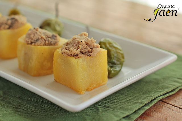 Cubos de patata rellenos de crema de lomo (2)