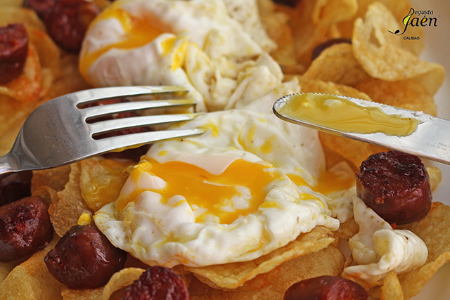 Huevos rotos con patatas chips y chorizo jabali Degusta Jaen (1)