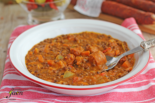 Lentejas con chorizo patatero y encurtidos (3)