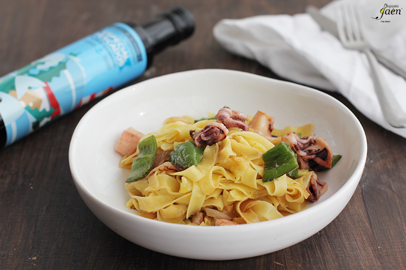 Tallarines con calamares y aove ahumado