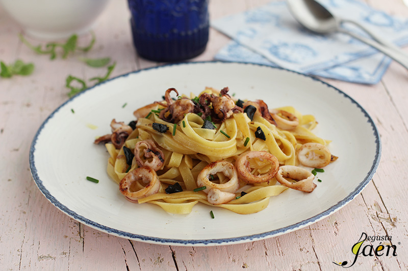 Tallarines con calamares y ajo negro (2)