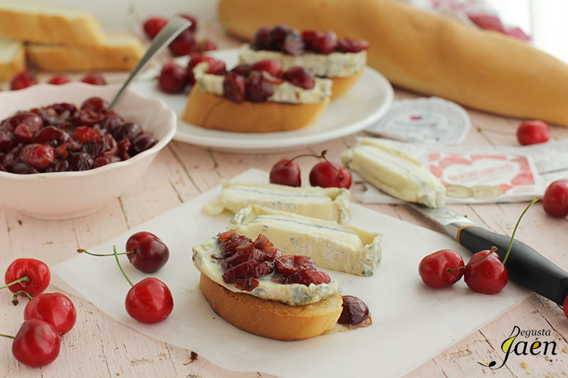 Tostas de cerezas y queso Degusta Jaen