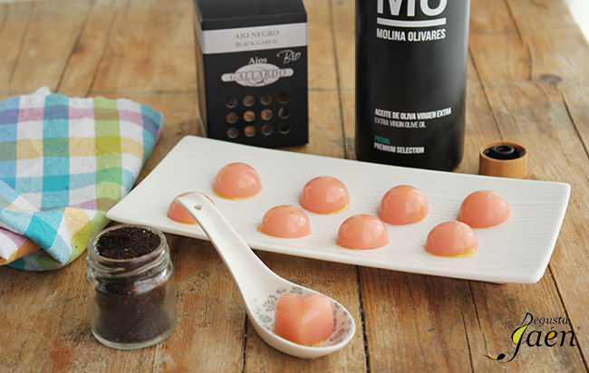 Bombones de gazpacho con ajo negro Degusta Jaen