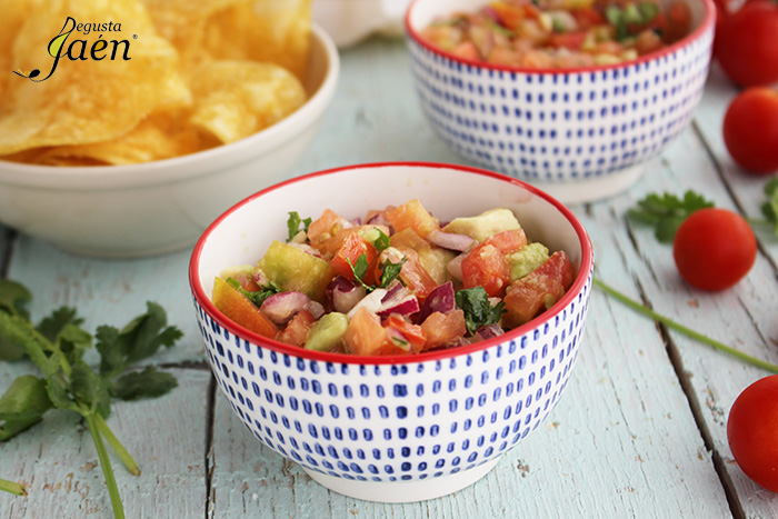 Patatas de bolsa con pico de gallo y aguacate Degusta Jaen