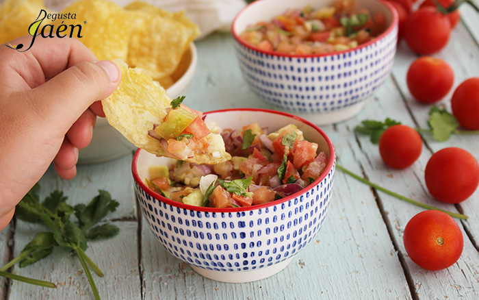 Patatas fritas con picadillo de tomate y aguacate Degusta Jaén (2)