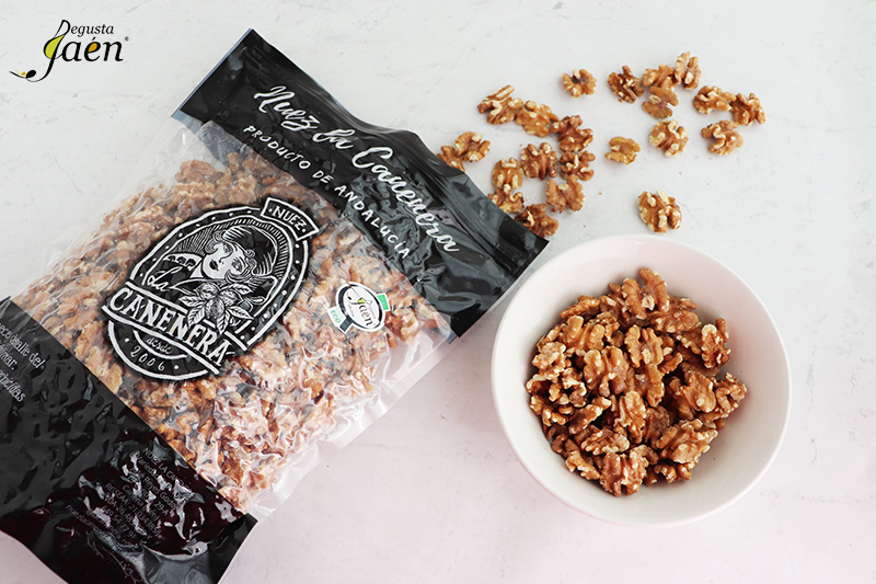 Brownie o Bizcocho de chocolate, aceite de oliva virgen extra y nueces