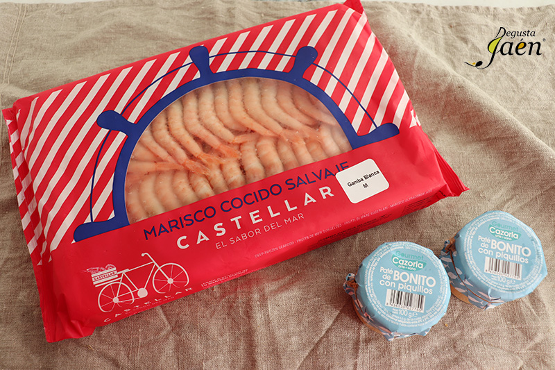 Tartaletas de paté de bonito y piquillos con gambas