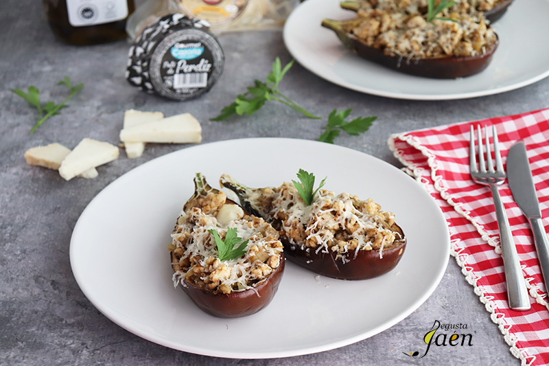 Berenjenas rellenas de pollo, paté de perdiz y queso