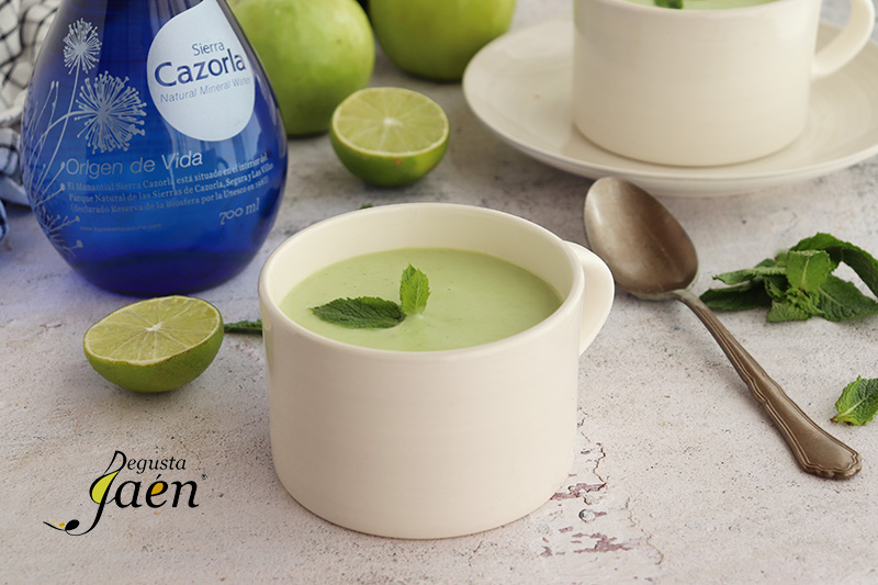 Crema de aguacate, manzana, hierbabuena y yogur