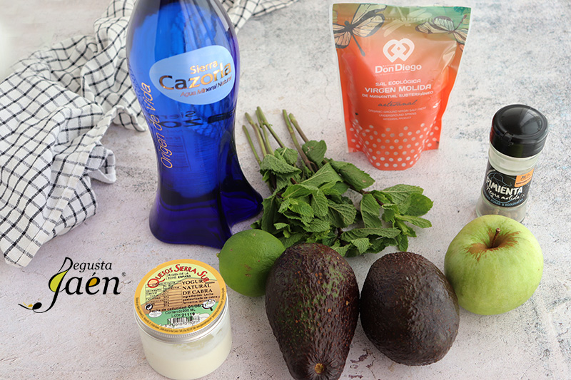 Crema de aguacate, manzana, hierbabuena y yogur