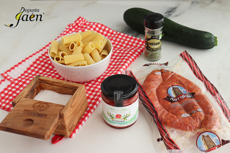Macarrones con chorizo y calabacin