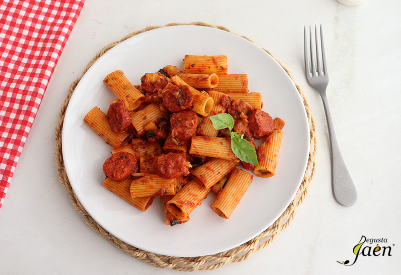 Macarrones con chorizo y calabacin