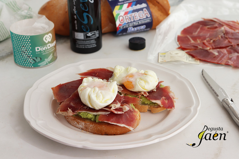 Tostadas con aguacate, jamón y huevo