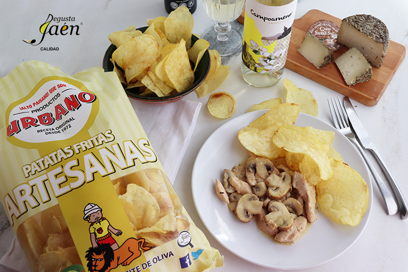 Pollo con queso, champiñones y patatas fritas