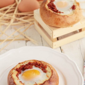 Imagen de la receta Huevos en nido de pan con picadillo de chorizo