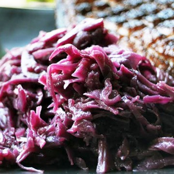 Imagen de la receta Lombarda agridulce con salteado de bacon y manzana