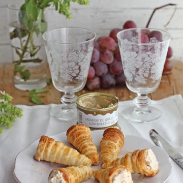 Imagen de la receta Cornetes de hojaldre rellenos de cremoso de queso con boletus