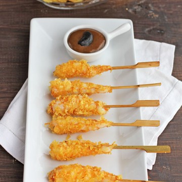 Imagen de la receta Langostinos rebozados con patatas fritas y mayonesa de ajo negro