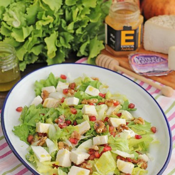 Imagen de la receta Ensalada de escarola, granada y queso de cabra con vinagreta de miel y aceite de oliva virgen extra