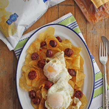 Imagen de la receta Huevos rotos con patatas chips y chorizo de jabalí
