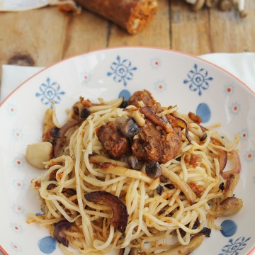 Imagen de la receta Fideos chinos con setas y morcilla sin sangre