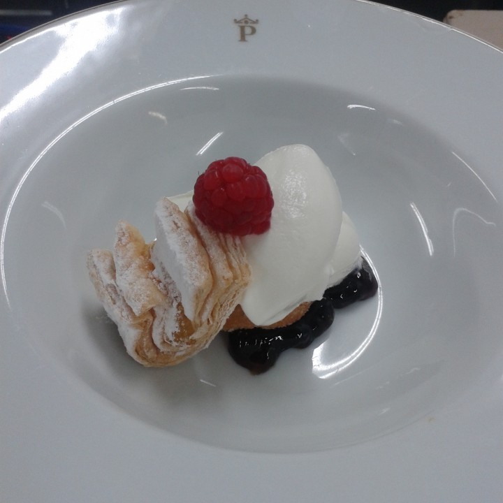 mousse de queso con virolo y mermelada frutillas (plato 3)
