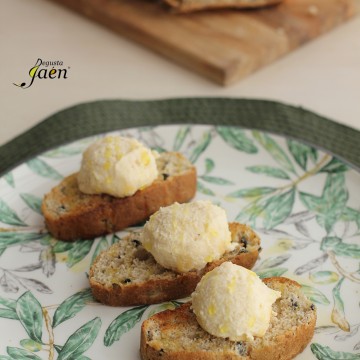 Imagen de la receta Pan de aceitunas con mousse de queso curado