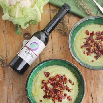 Imagen de la receta Crema de coliflor al tomillo con crujiente de jamón y aceite de oliva virgen extra