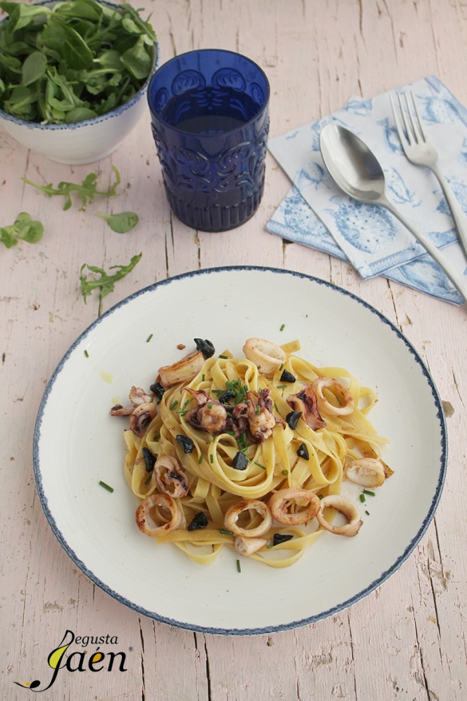 Tallarines con calamares y ajo negro (1)