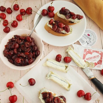 Imagen de la receta Tostas con queso y cerezas
