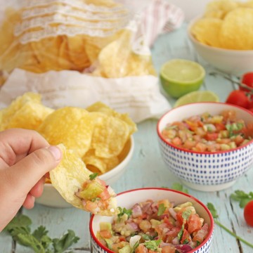 Imagen de la receta Patatas fritas con picadillo de tomate y aguacate
