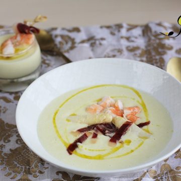 Imagen de la receta Crema de espárragos con langostinos y jamón de pato