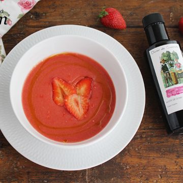 Imagen de la receta Gazpacho de fresas con aceite de oliva virgen extra y pétalos de flor de sal
