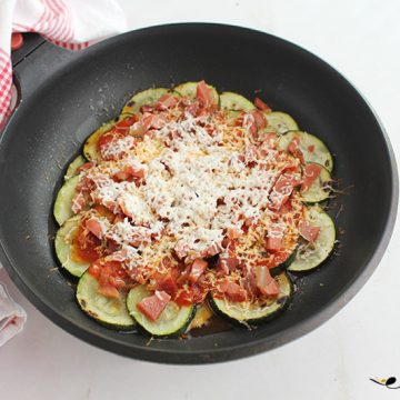 Imagen de la receta "Pizza" de calabacín con jamón y queso en sartén