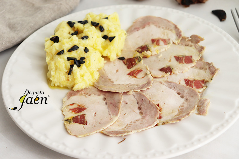 Lomo mechado con pure de patata con aove y ajo negro Degusta Jaen 