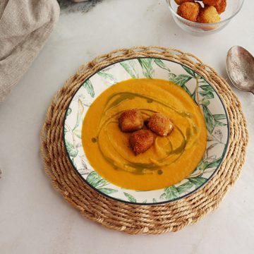 Imagen de la receta Crema de verduras y naranja con "aove" y crujiente de queso