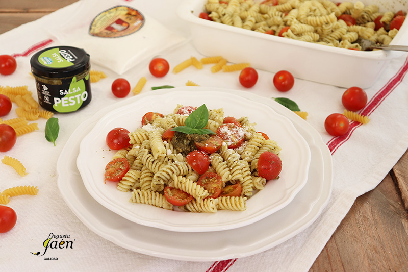 Espirales con salsa pesto y queso