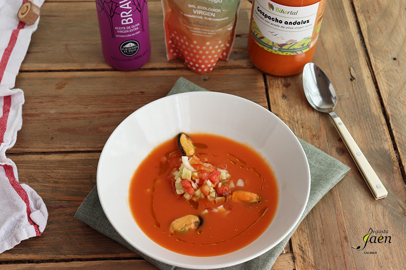 Gazpacho con su tartar y mejillones
