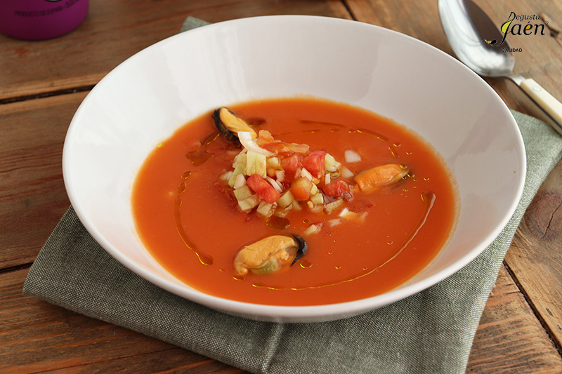 Gazpacho con su tartar y mejillones