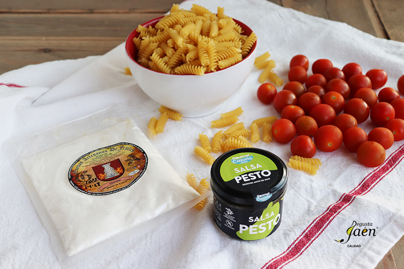 Espirales con salsa pesto y queso