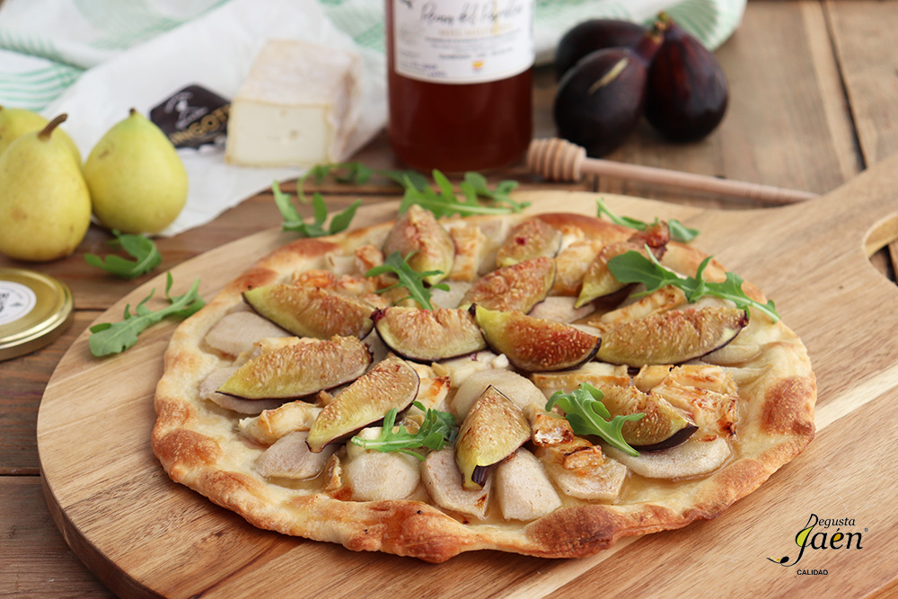 Pizza de pera, queso y brevas con miel