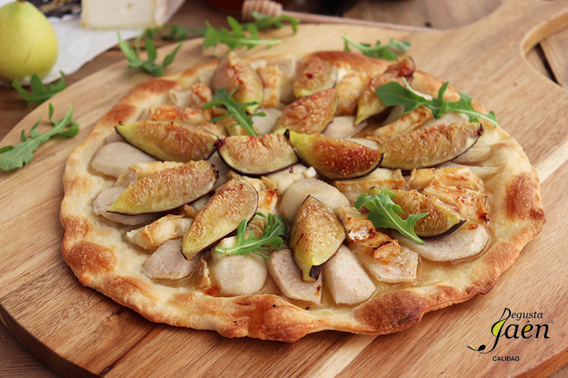 Pizza de pera, queso y brevas con miel